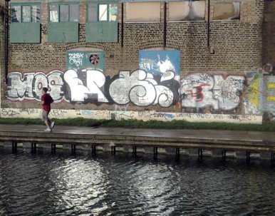 Diese Sorte weniger gelungener Graffiti in der Umgebung der Station Cambridge Heath gehörten zum Repertoir der Vandalen. Auf dem Mauerwerk kann dieses „Kunstwerk“ nur mühsam (und teuer) entfernt werden.
